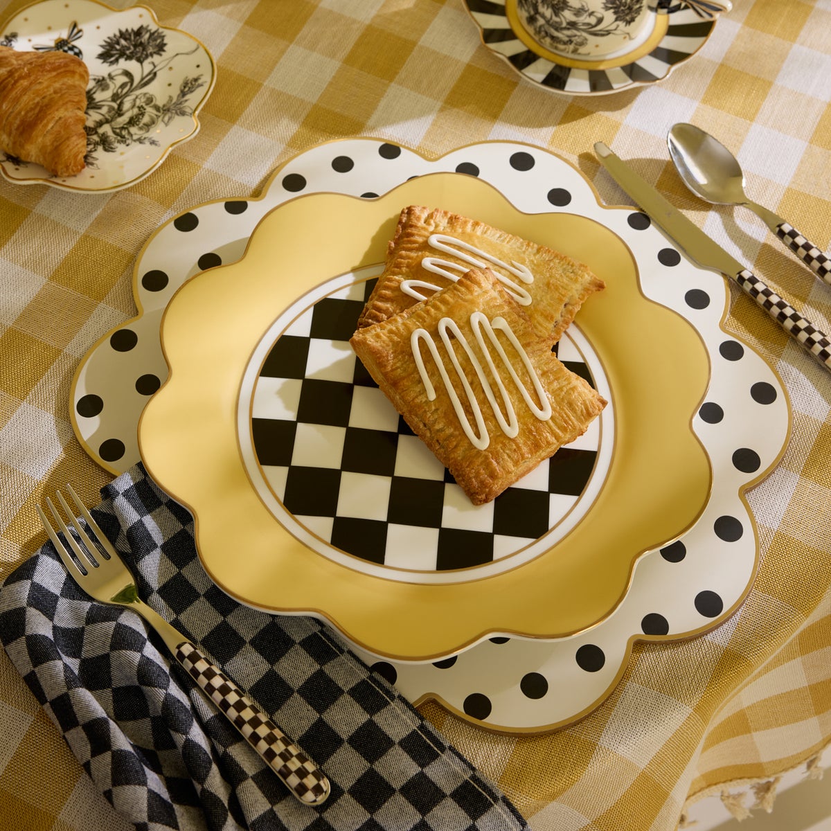 Buttercream Petal Dinner Plate - Image 4
